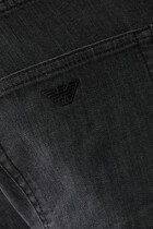 بنطال جينز دينم بشعار الماركة بتصميم صغير